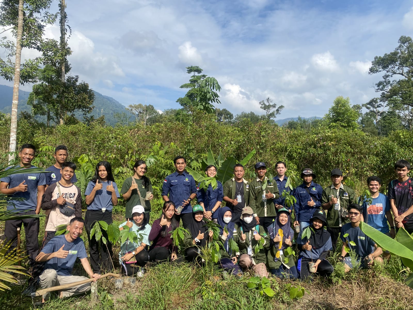Kelompok 120 KKN UINSU Tanam Bibit Pohon Masa Depan di Gunung Leuser