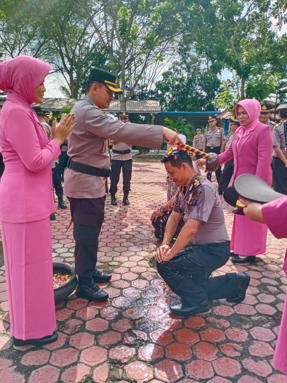 Mandi Kembang, Tandai Kenaikan Pangkat 59 Personil Polres Langkat