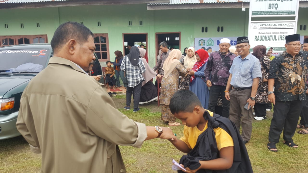 Hadiri Khitan Massal di Tebing Tinggi, Rahudman Beri Santunan