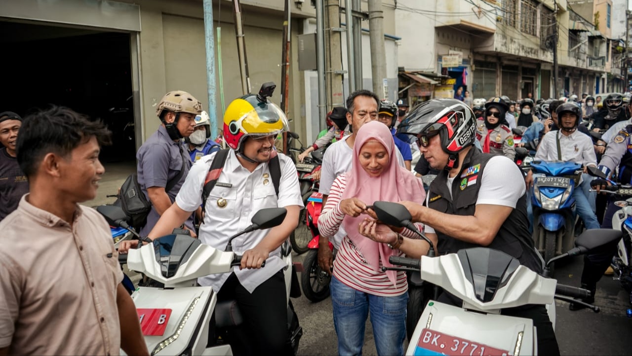 Bobby Nasution Ajak Ridwan Kamil Kendarai Sepeda Motor Listrik di Medan