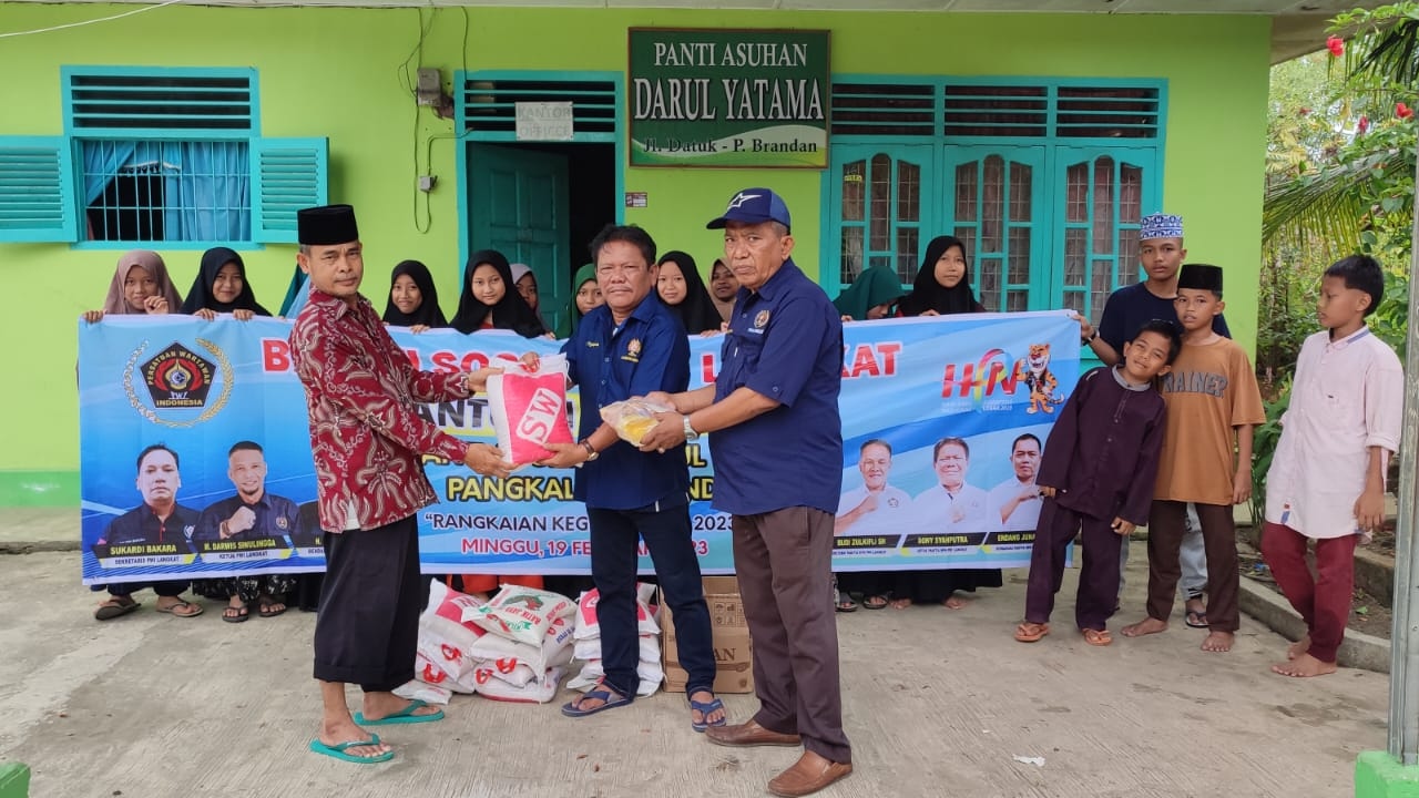 Panti Asuhan Darul Yatama Terima Sembako dari PWI Langkat