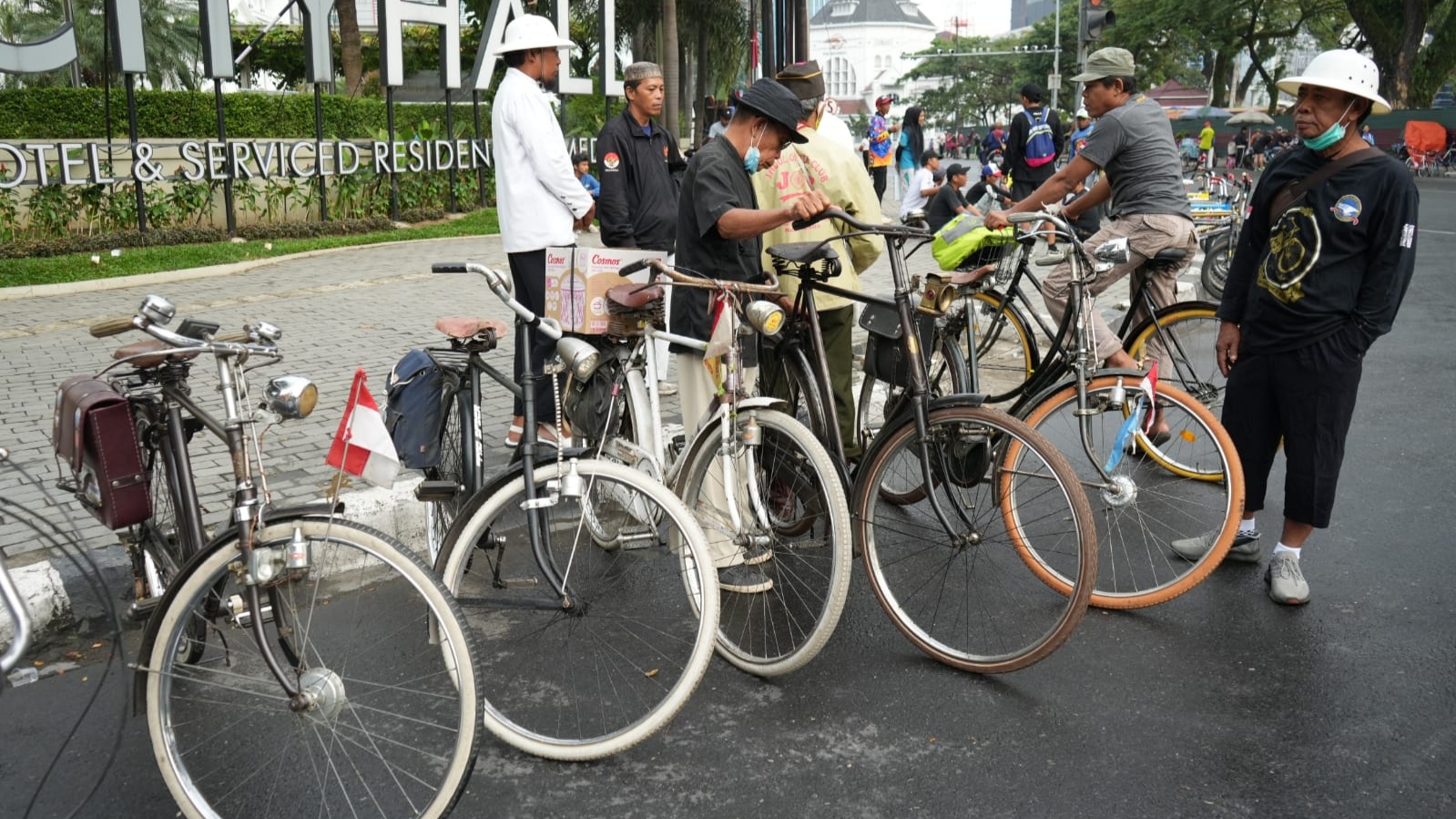 Komunitas Sepeda Ontel Ramaikan CFD di Lapangan Merdeka Medan