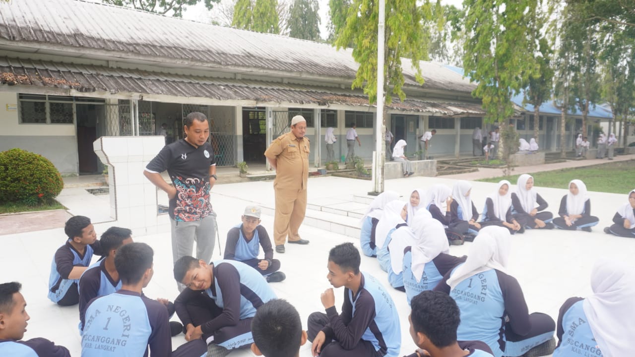 Tangkal Hoax, Edi Suriadi Wajibkan Literasi ke Siswa SMAN 1 Secanggang