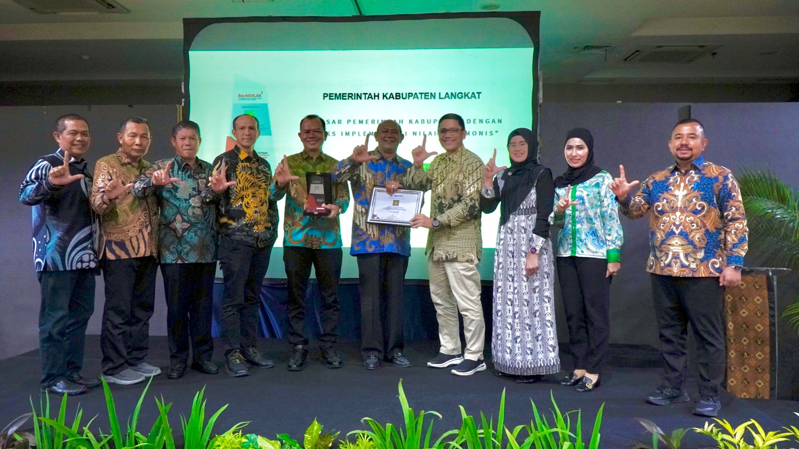 Pemkab Langkat Terima Penghargaan ASN BerAKHLAK