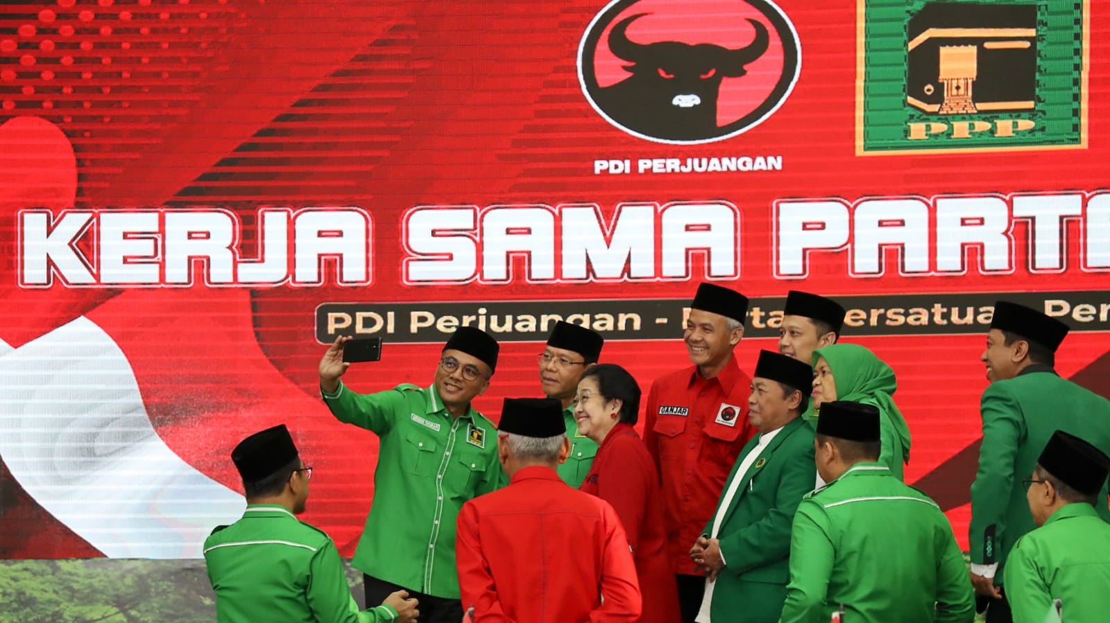 Pertemuan PDIP-PPP, Ganjar Dapat Coklat dari Megawati