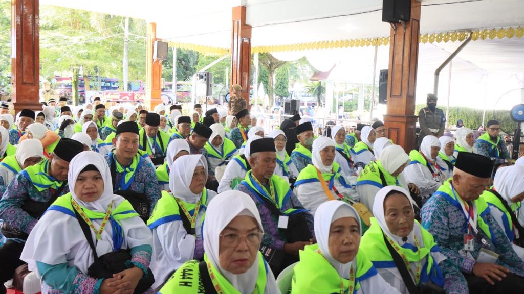 Dilepas Amir Hamzah, 249 CJH Kota Binjai Dibekali Teri Kacang ke Mekkah