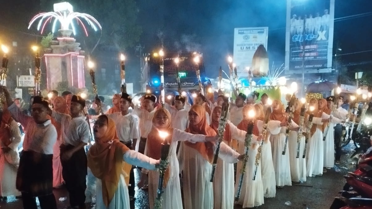 Guyurun Hujan Tak Kurangi Semangat 5 Ribu Peserta Fespota Gemakan Takbir