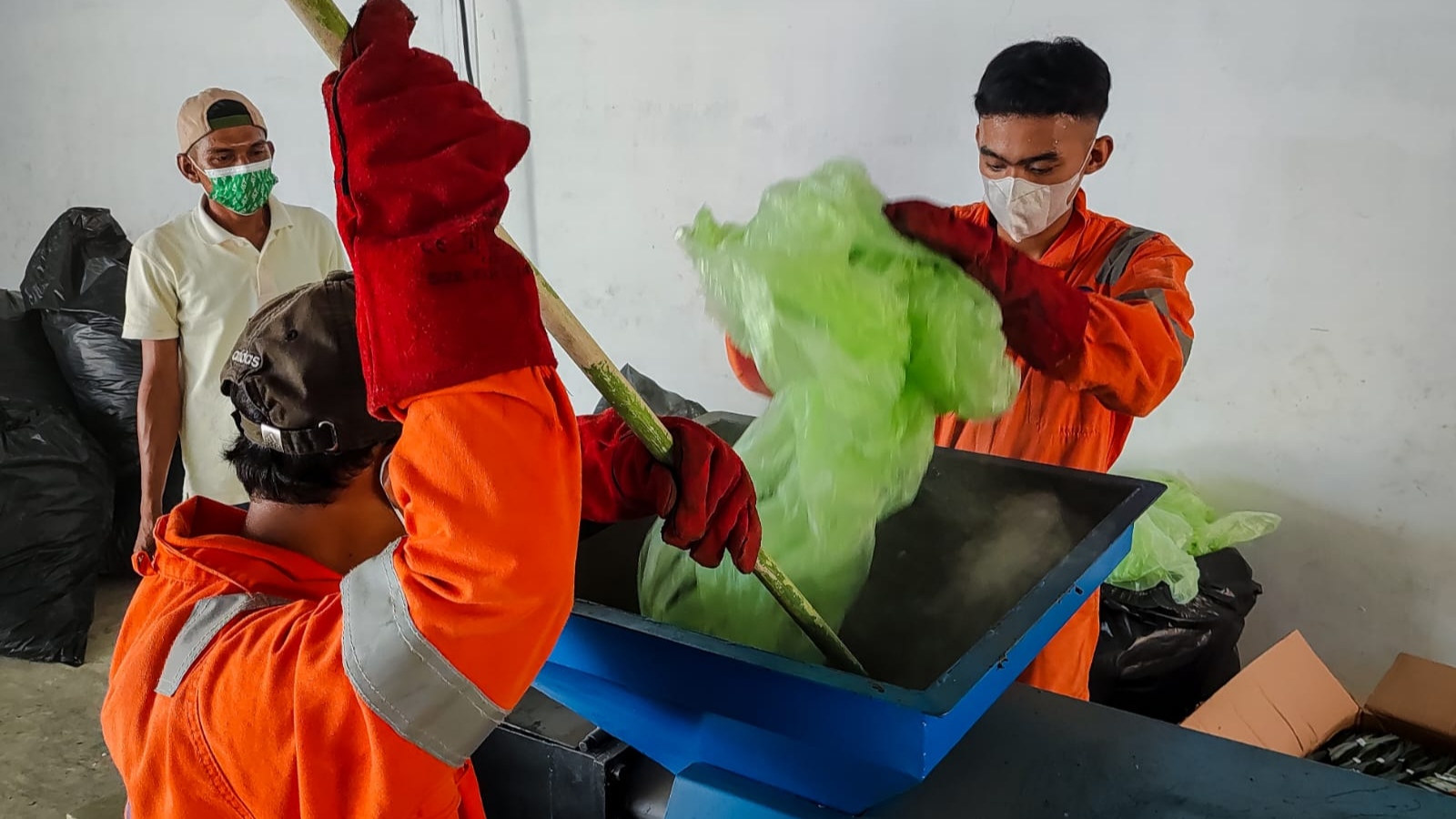 Inovasi Warga Medan Belawan Daur Ulang Sampah Plastik Jadi Balok & Papan