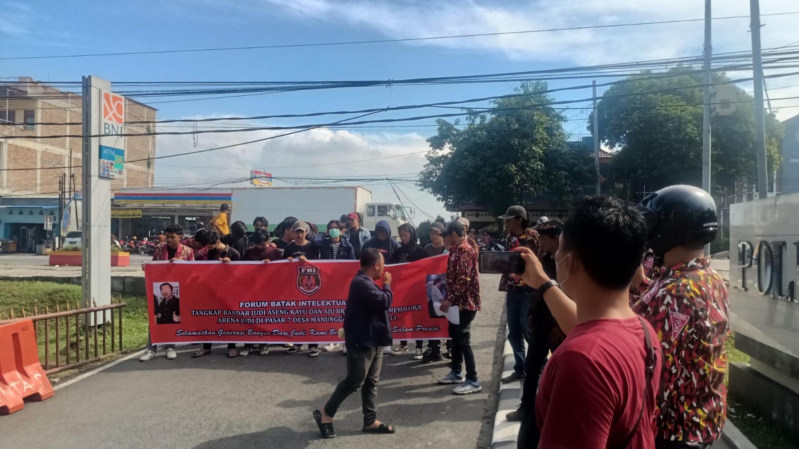 Masa FBI Minta Polda Sumut Tangkap Bandar Judi di Pasar 7 Labuhan Deli