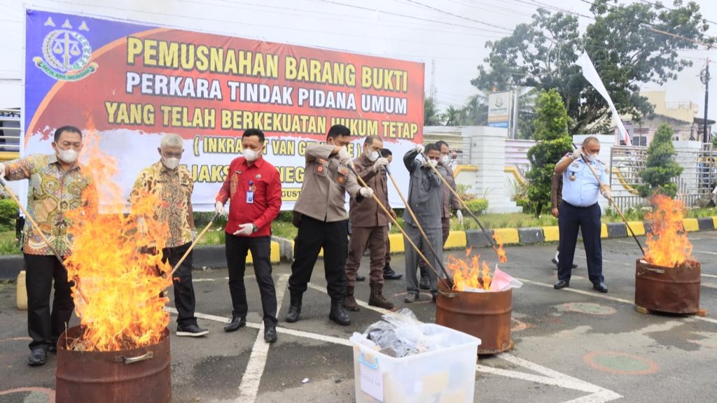 Kejari Binjai Musnahkan Barang Bukti, Ruslianto: Ini Bukti Perangi Maksiat