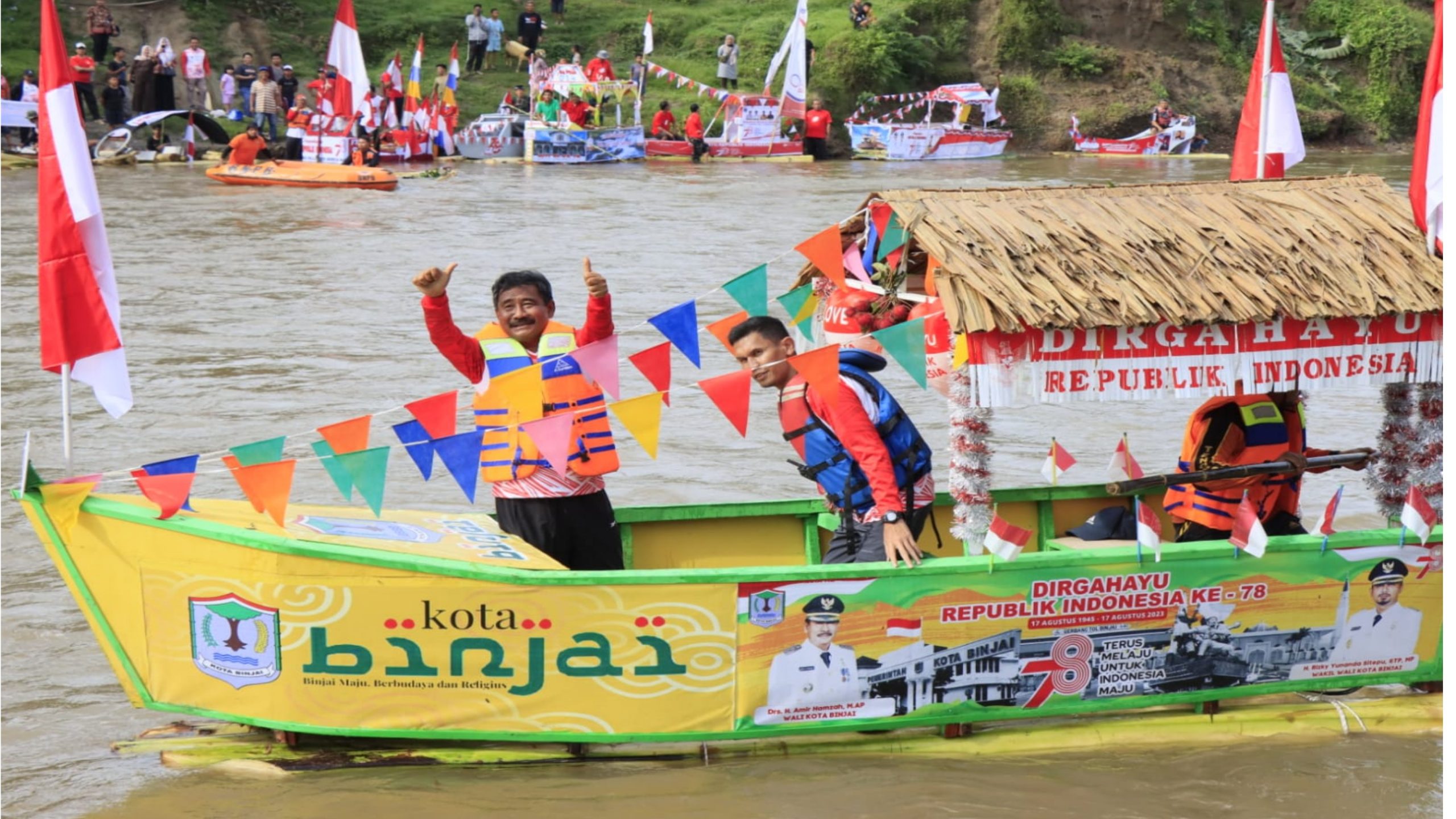 Semarakkan HUT RI, Rakit Hias Berbendera Merah Putih Penuhi Sungai Bingai