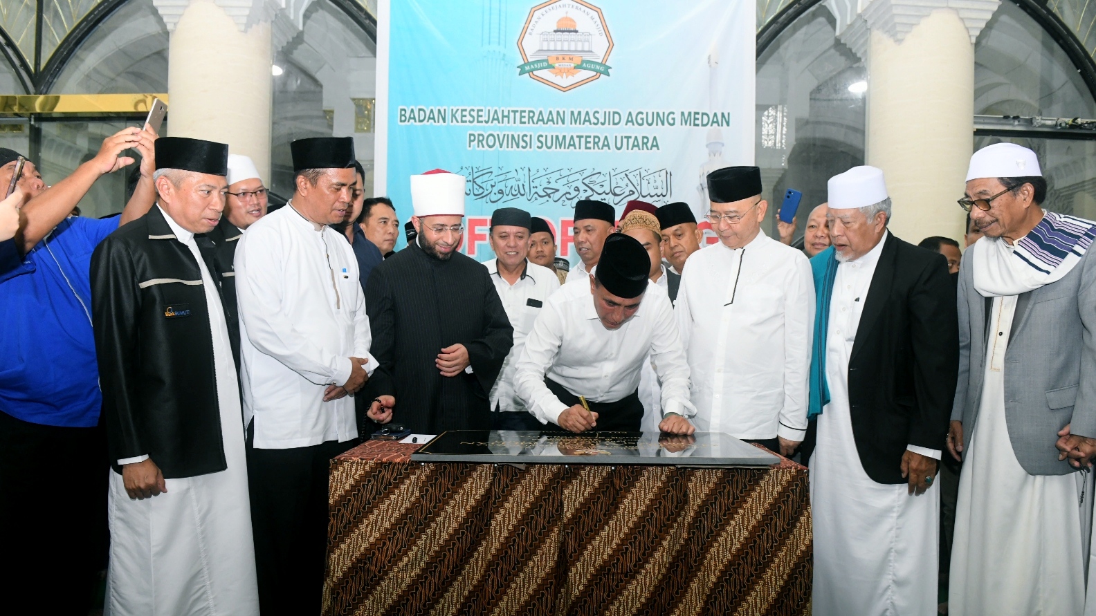 Edy Rahmayadi Tandatangani Prasasti Masjid Agung Medan