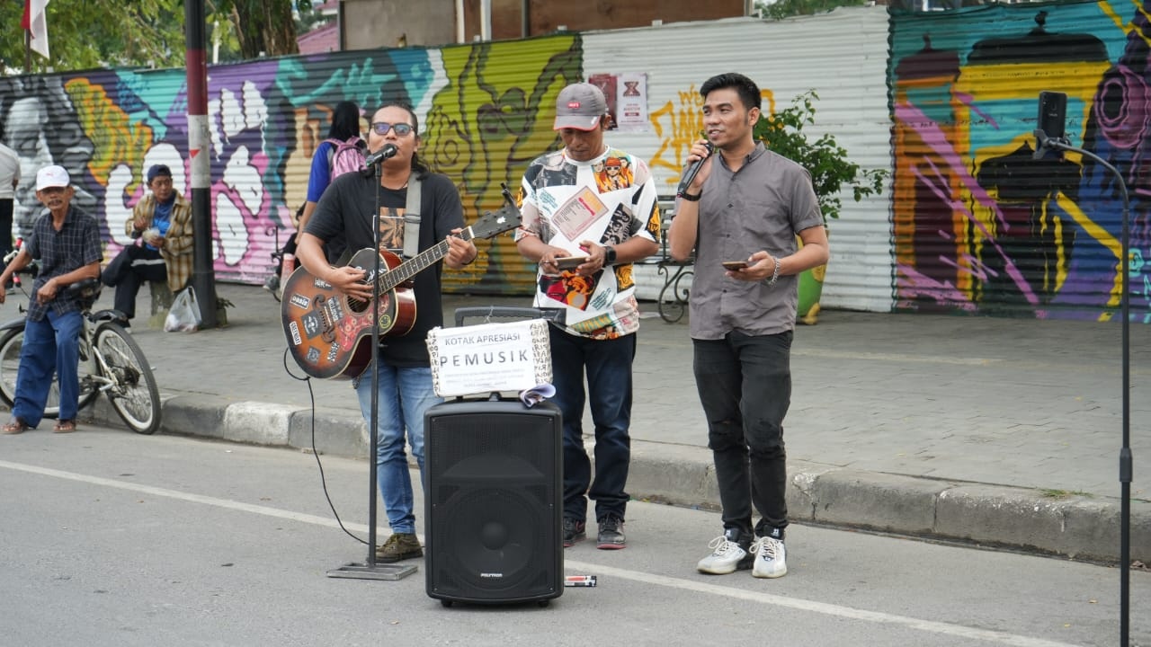 Musisi Jalanan Hibur Pesepeda di CFD Lapangan Merdeka Medan