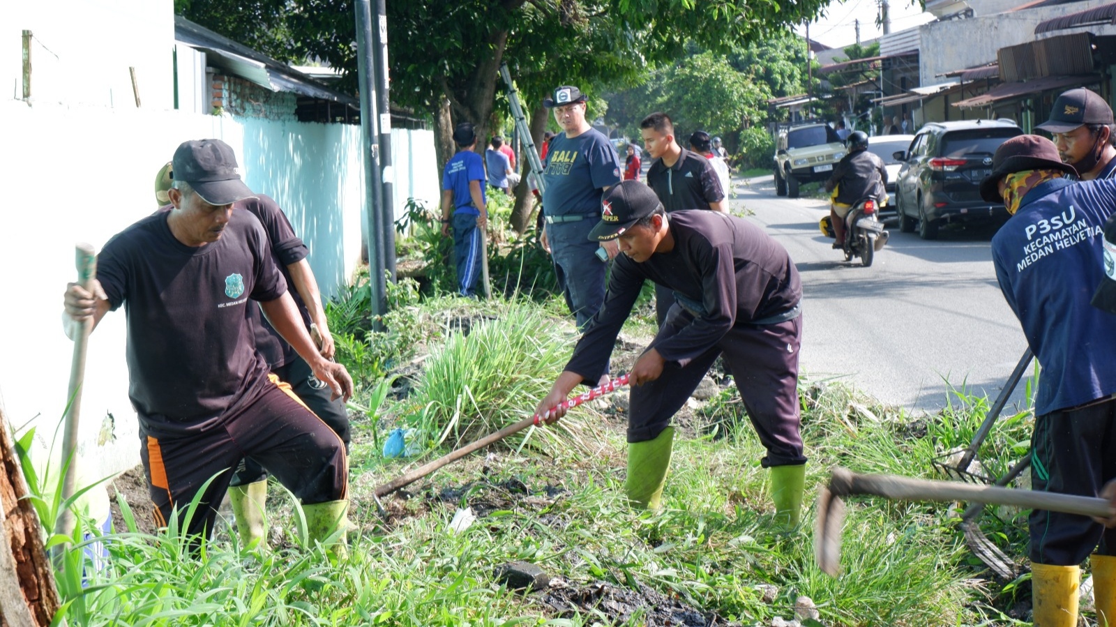 Bersihkan Lingkungan, Gotong Royong Juga Suburkan Rasa Kebersamaan