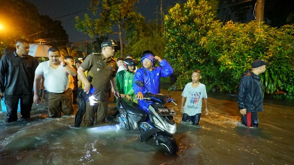 Sejak Sore Medan Diguyur Hujan Deras, Bobby Pun Cek Kondisi Drainase