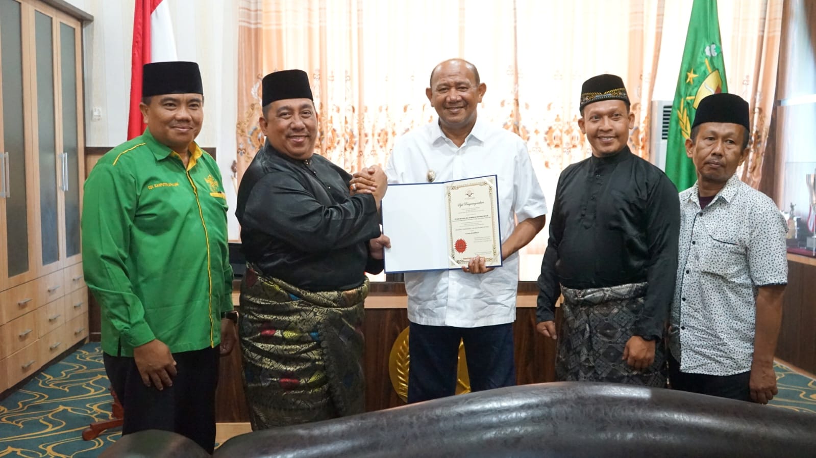 Piagam ATTHD dari Presiden DMDI Diterima Syah Afandin