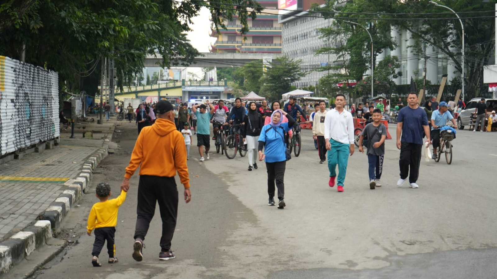 Diguyur Hujan, Warga Tetap Ramai Berolahraga di CFD Medan