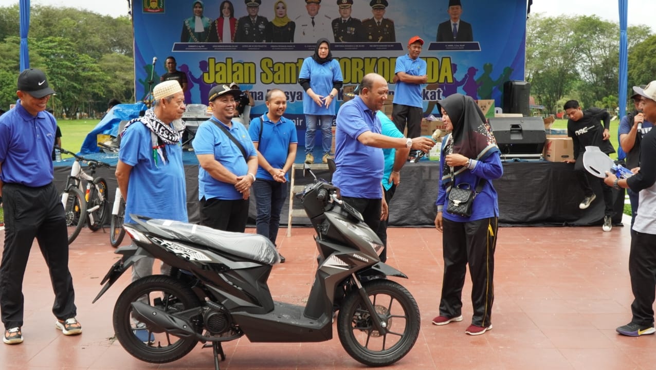 Ikuti Jalan Santai Pemkab Langkat, Ibu Guru Cantik Bawa Pulang Honda Beat