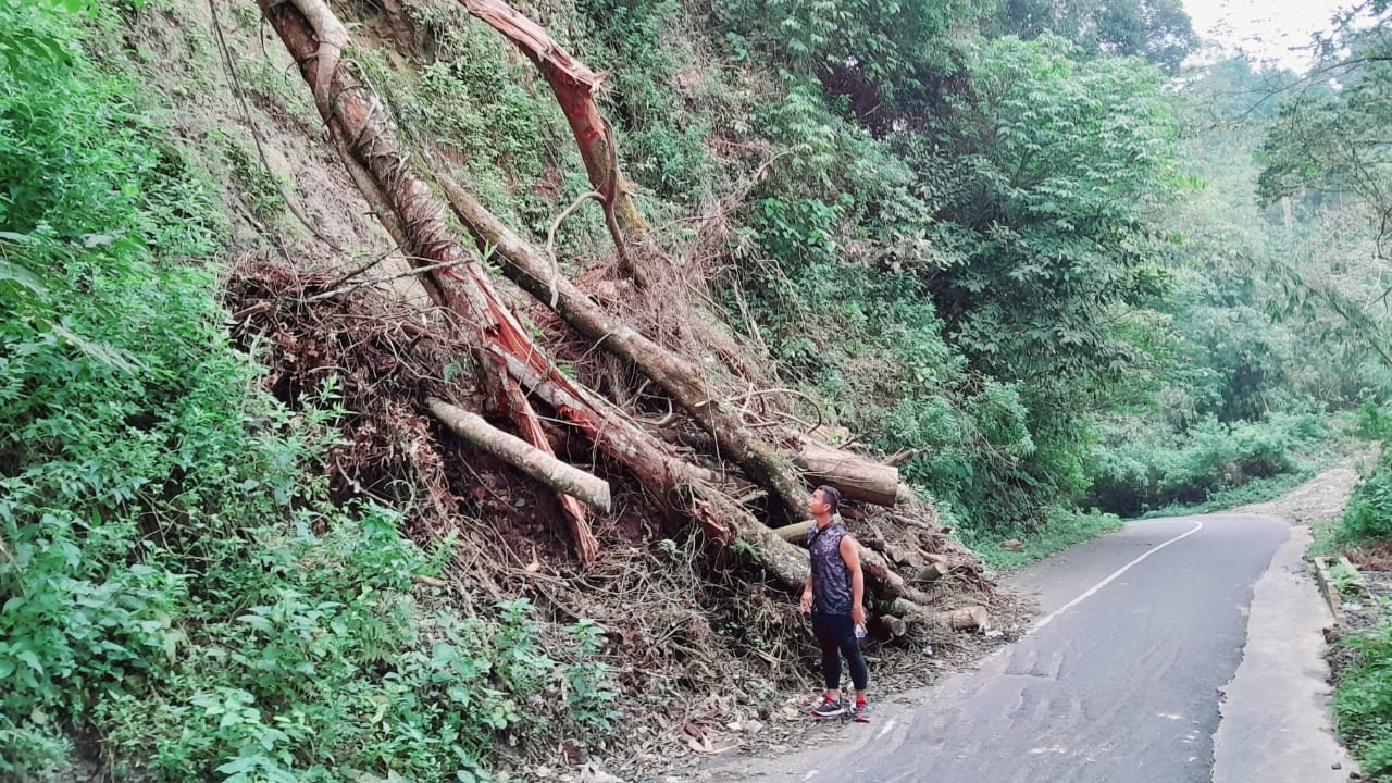 Penguna Jalan Langkat-Tanah Karo Minta Pemprov Sumut Bersihkan Sisa Longsoran