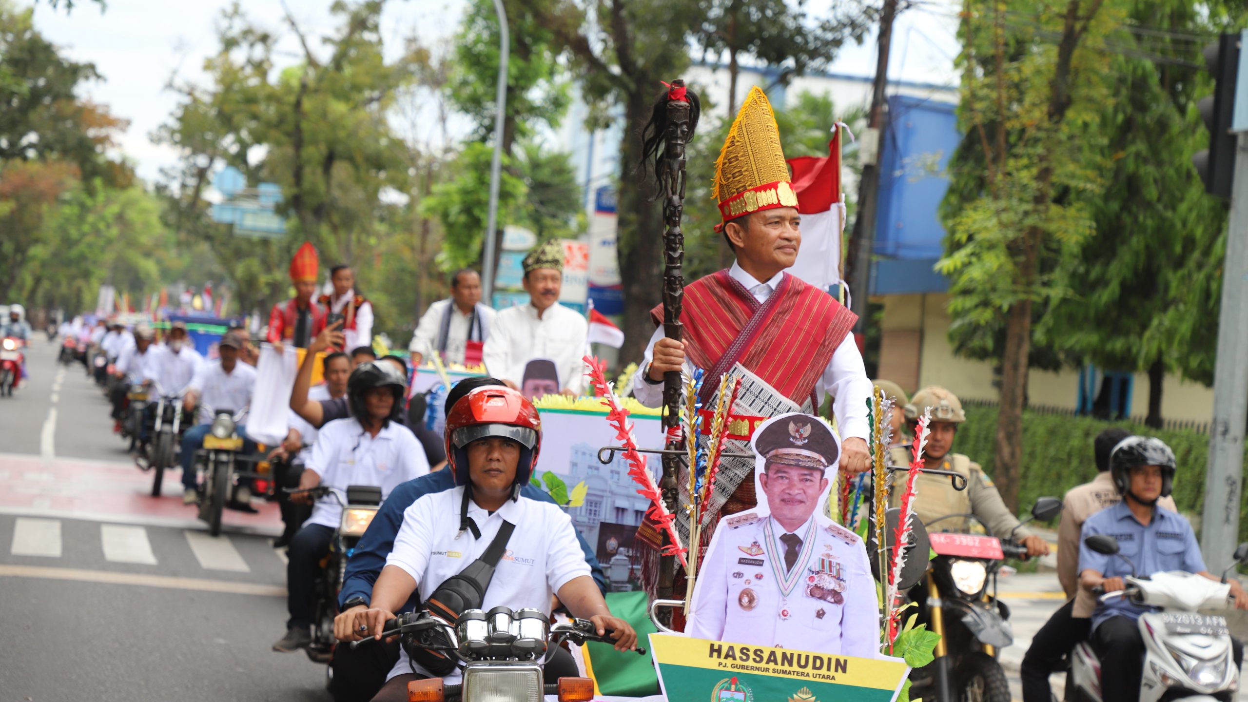 Musrenbang RKPD 2025, Pj Gubernur Sumut Gagah Naik Becak Pakai Baju Adat Toba