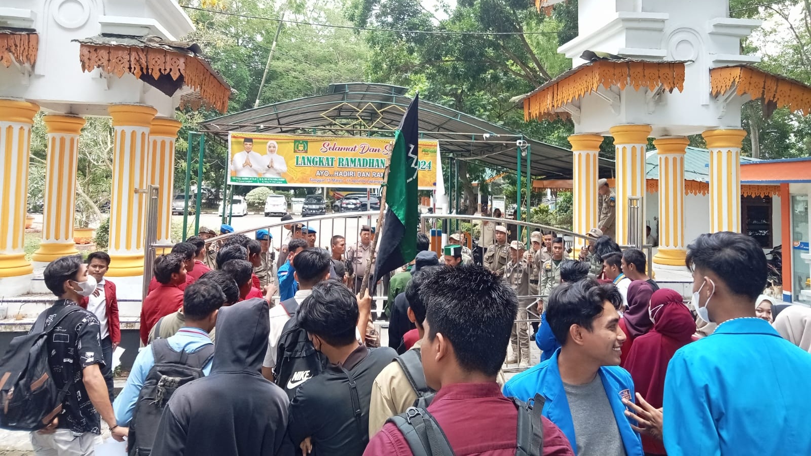 Bakar Ban – Tarik Gerbang Warnai Aksi Cipayung Usai Dengar Jawaban Musti, Berikut PR untuk Pj Bupati Langkat