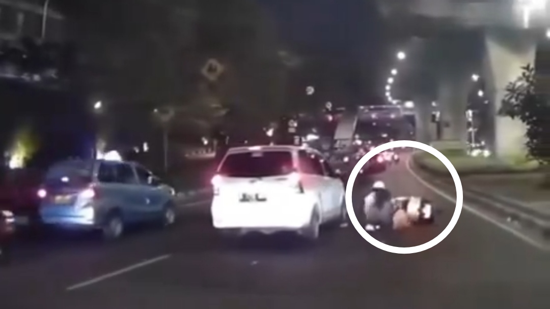 Mobil Tabrak Pengendara Motor Terekam Dashcam & Viral, Terjadi di Jaksel