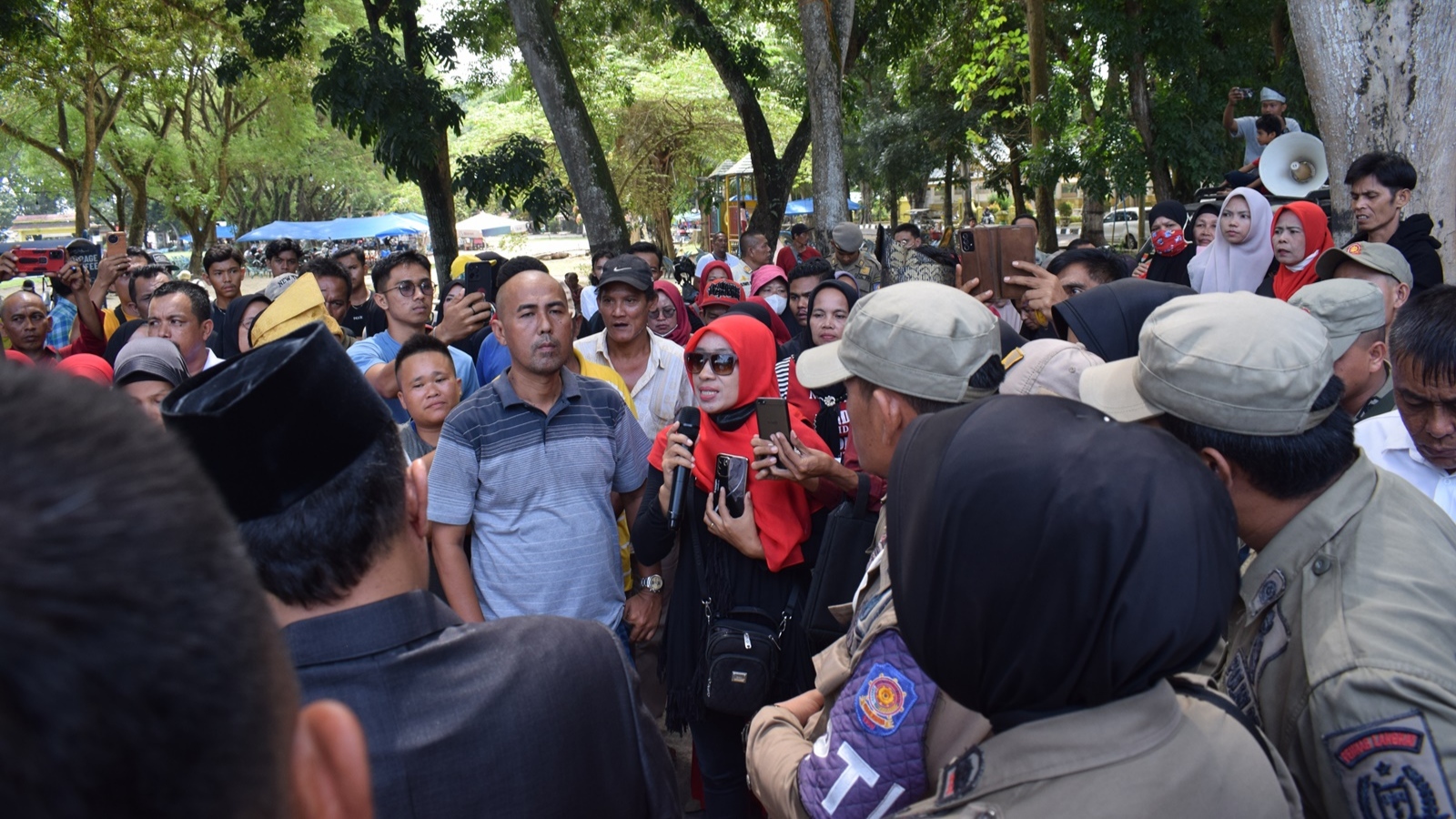 Dinilai Asusila, Warga Tuntut DPRD Langkat Pecat Kades Serapu Asli