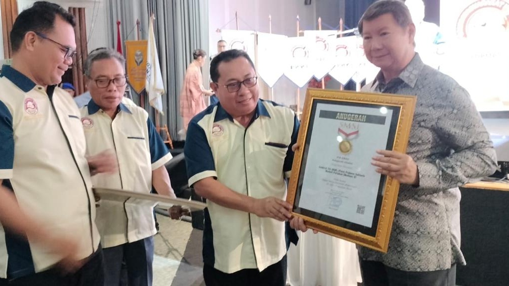 Dinilai Jaga Demokrasi, Prabowo Terima Pin Emas SMSI