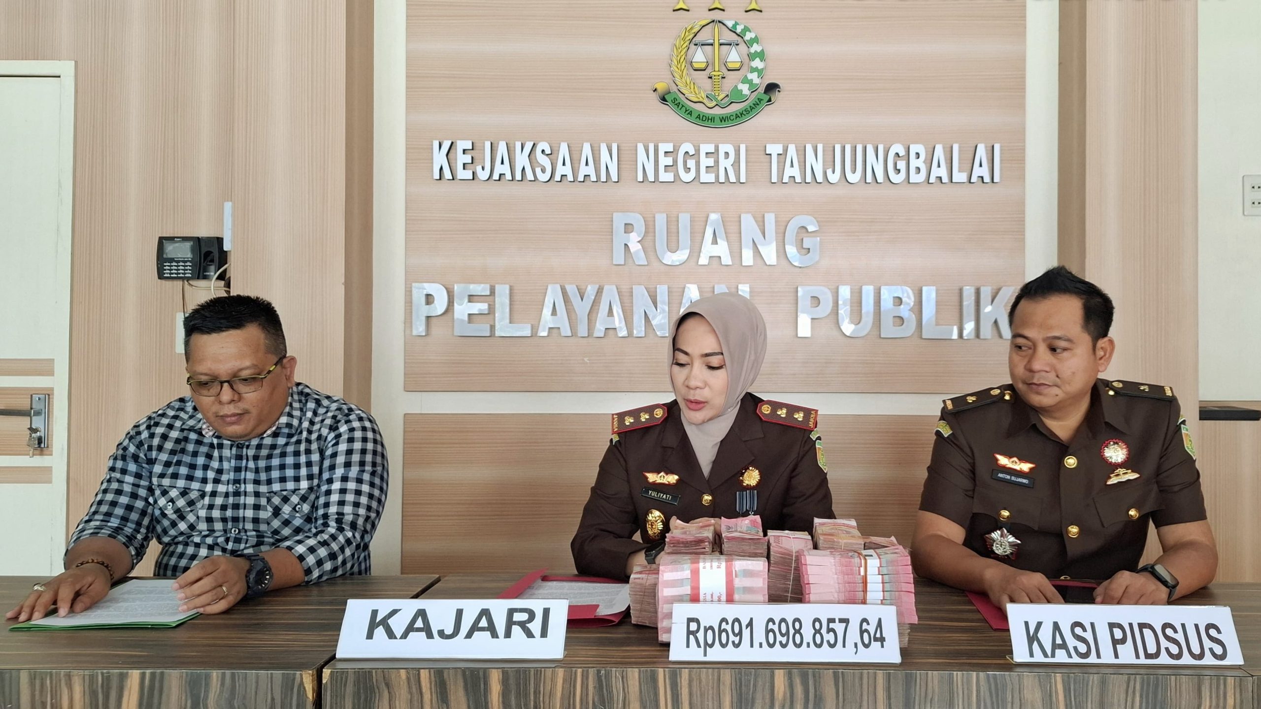Kejari Tanjungbalai Setor Pengganti Kerugian Negara Rp 600 Juta Lebih