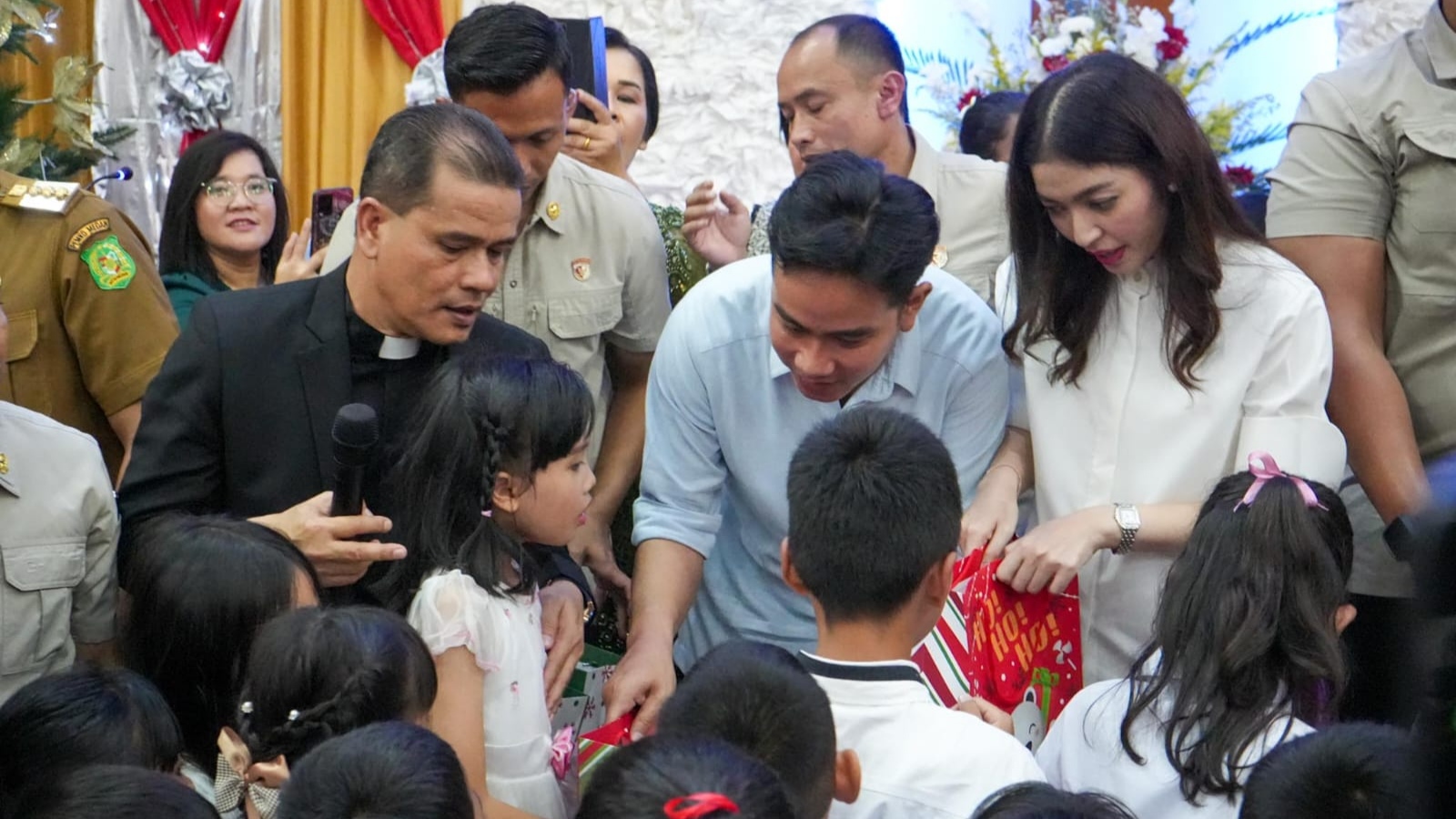 Hadiah Natal dari Wapres Gibran untuk Anak-anak di Gereja HKBP Resort Medan IV