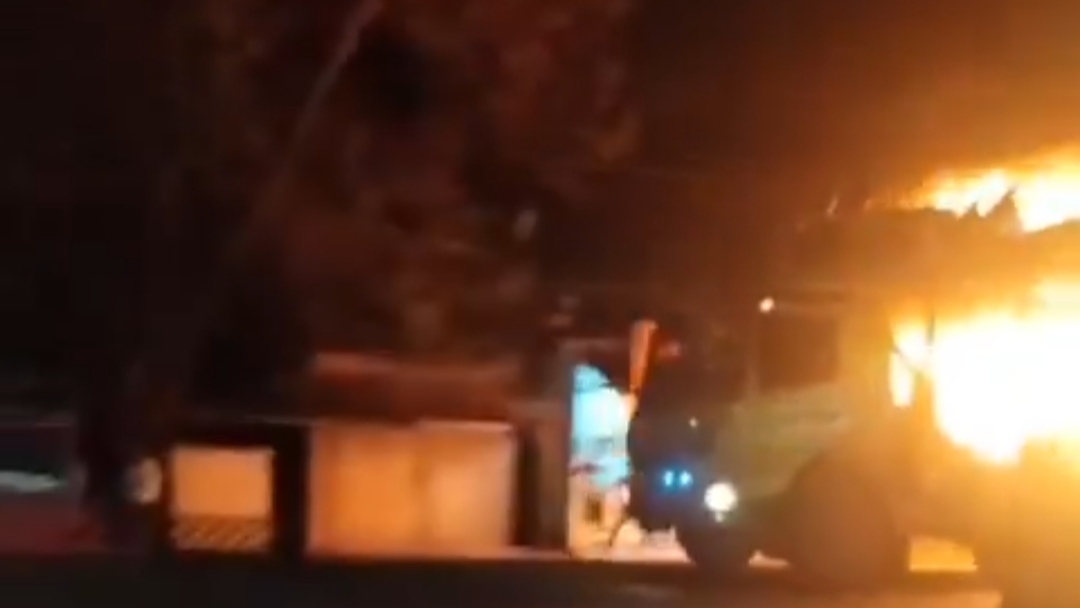 Tengah Berjalan, Truk Pengangkut beserta 46 Sepeda Motor Ludes Terbakar di Labusel