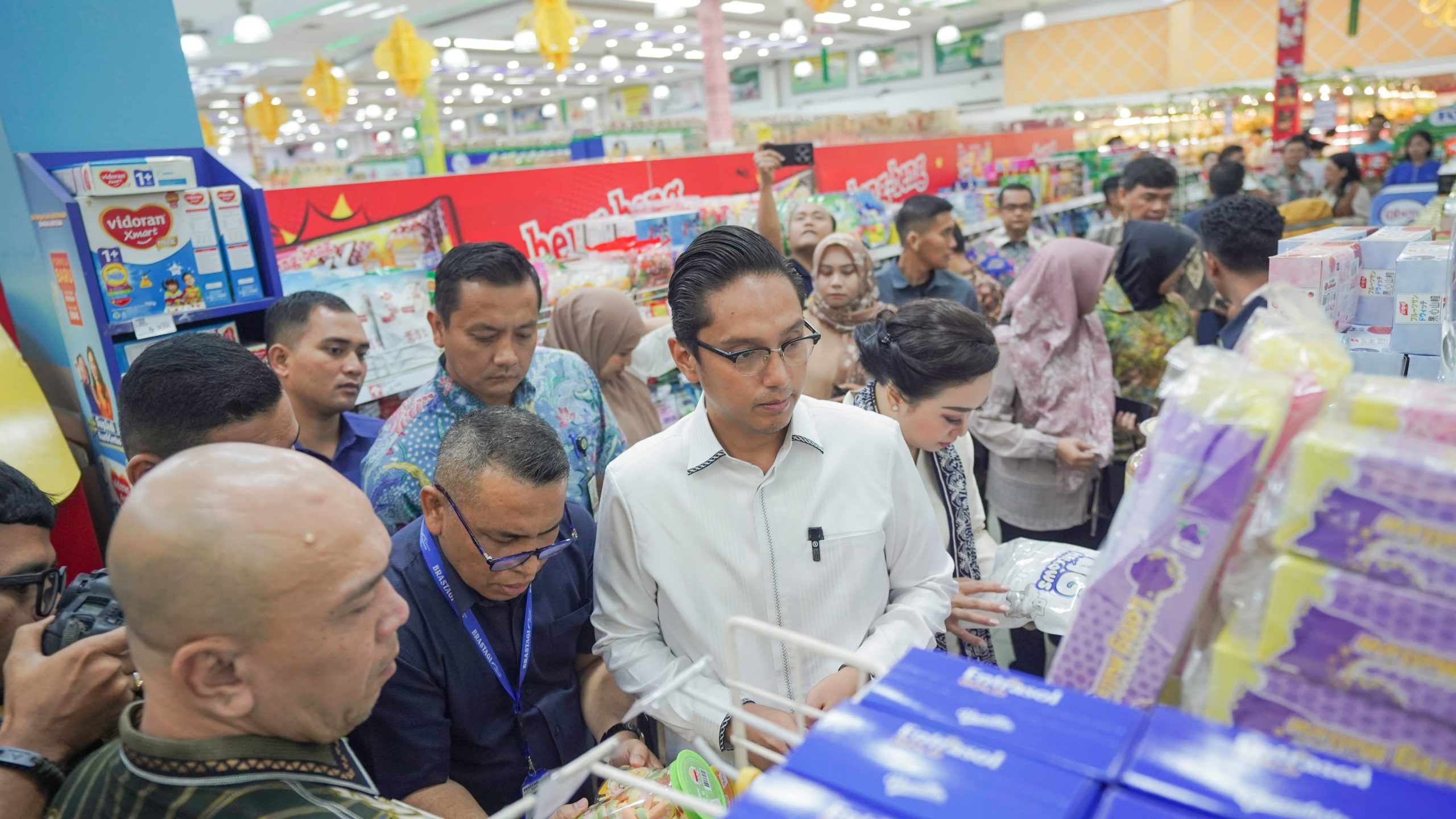 Tinjau Brastagi Supermarket, Rico Waas Kritik Tanggal Kedaluarsa & Zona Produk Halal