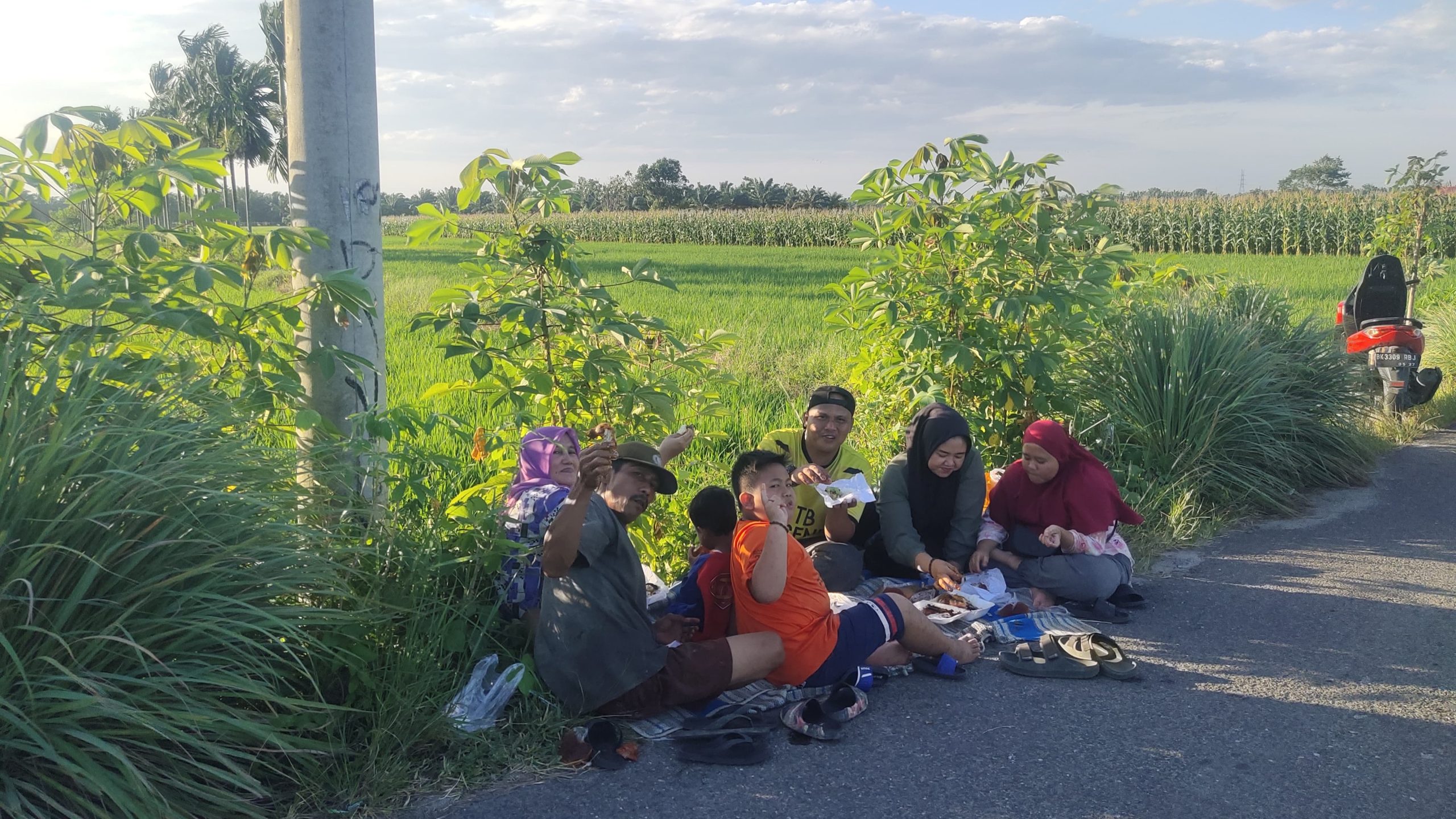 Tradisi Warga Kwala Gumit, Menanti Kereta Sambil Menyapa Senja di Tengah Sawah