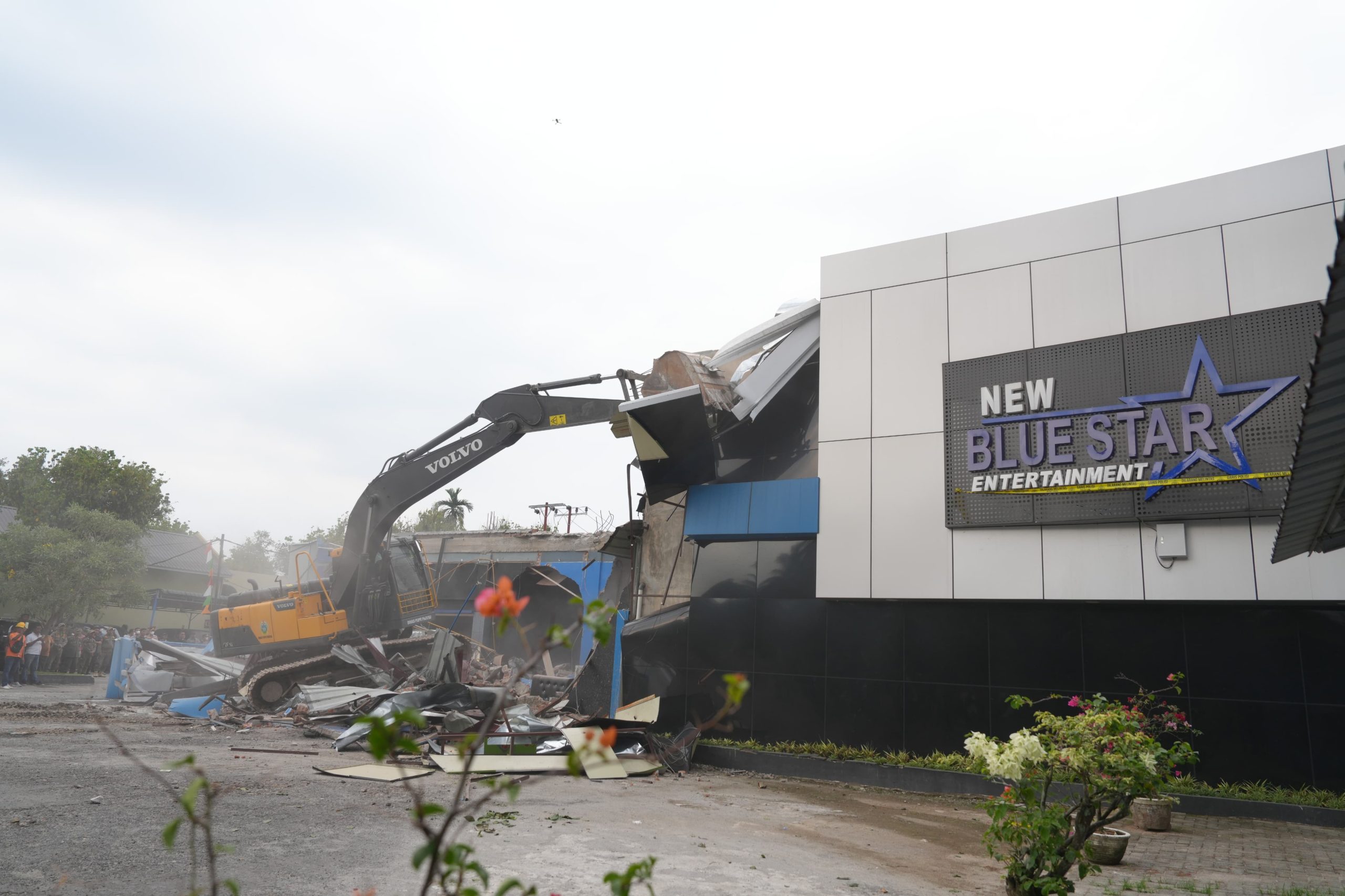 Sarang Narkoba dan Tak Berizin, Diskotek New Blue Star Rata Tanah