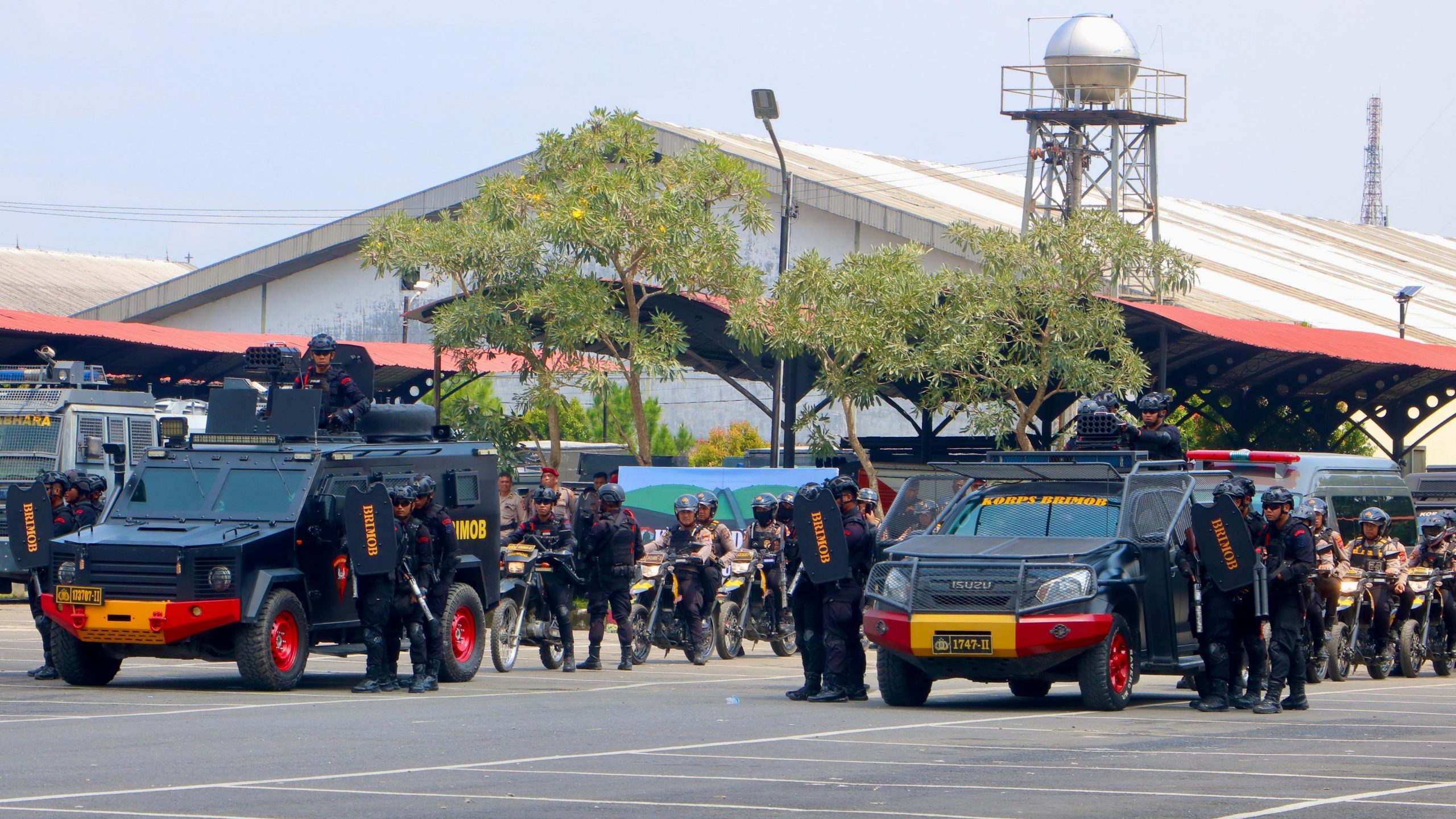 Polisi dan Brimob Latihan Penanganan Aksi Unras di Sumut