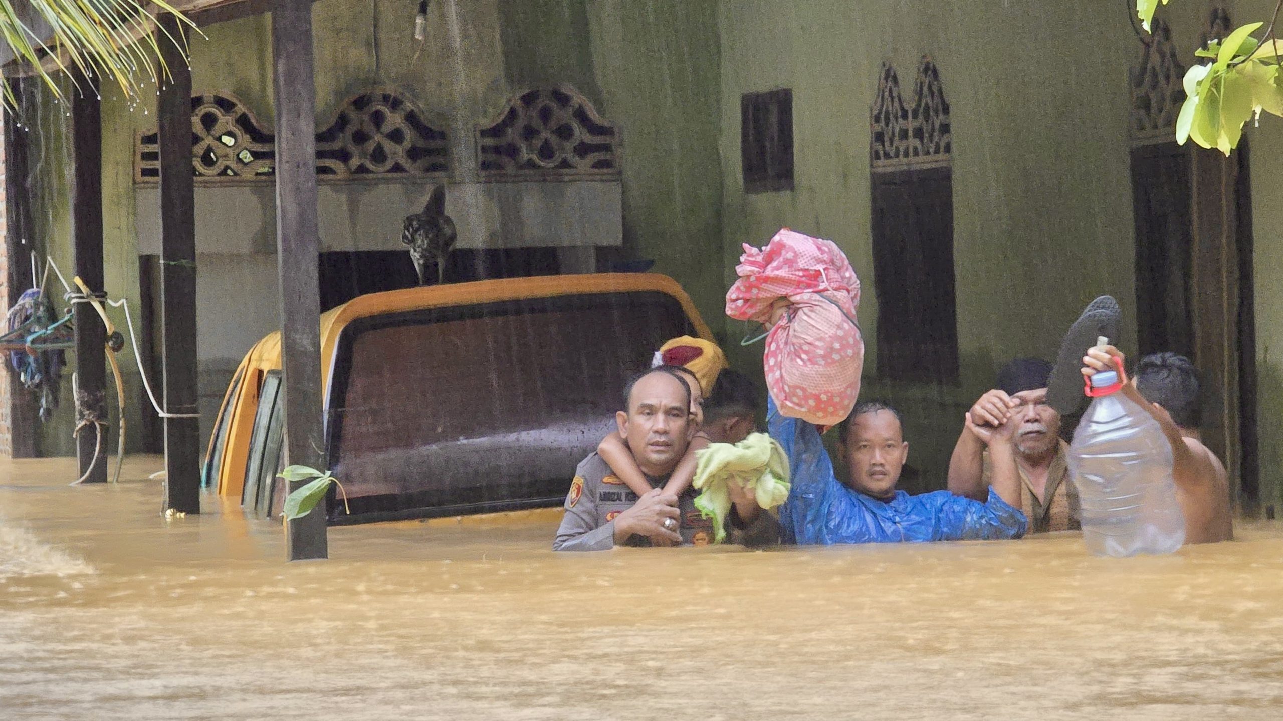 BANJIR LANGKAT: 12.130 Jiwa Mengungsi dan Ratusan Rumah Warga Terendam di 7 Kecamatan