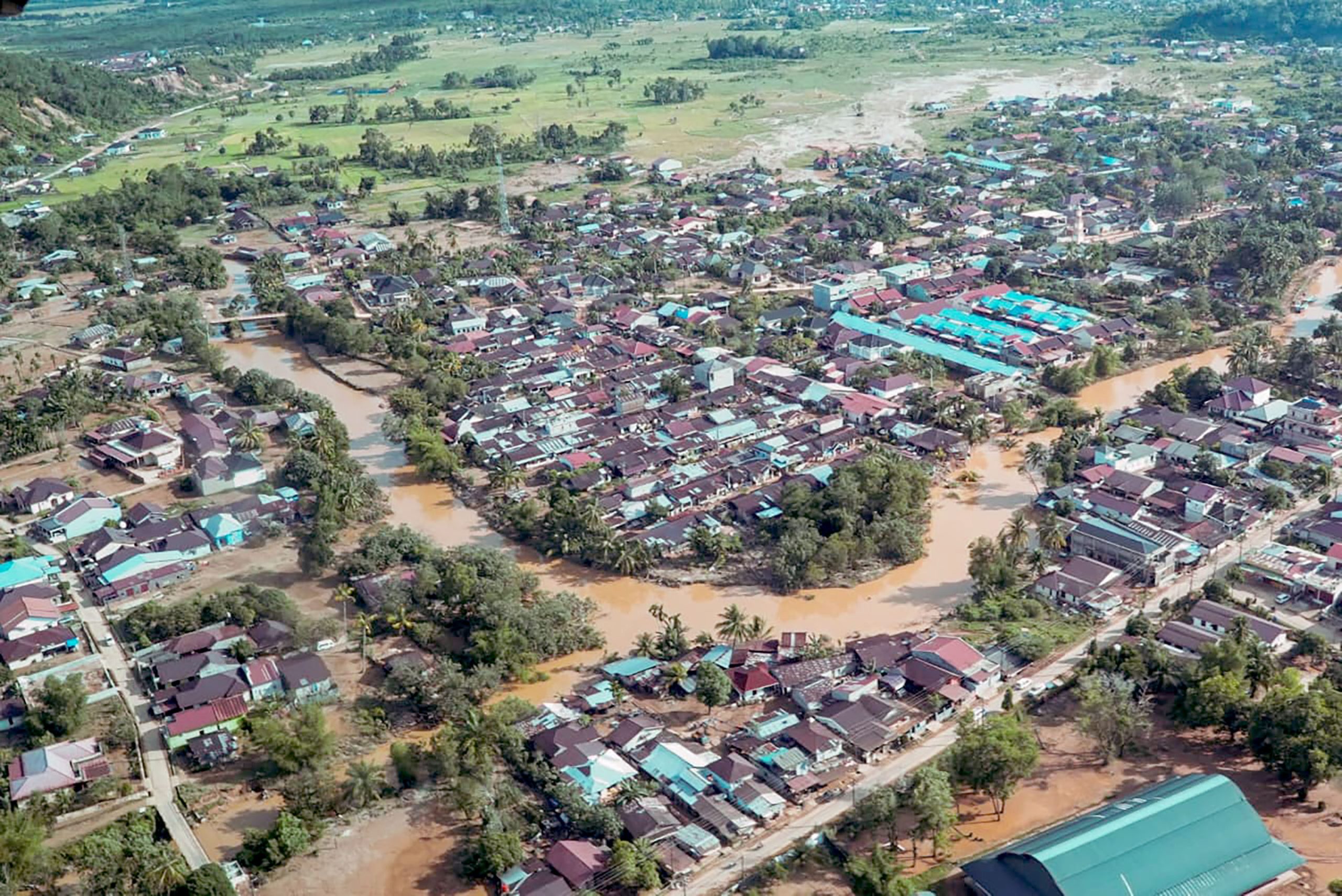 Distribusi Bantuan Logistik Korban Banjir Tapanuli Pakai Helikopter