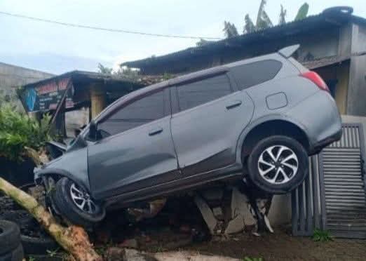 Laka Tunggal di Langkat, Mobil Rental Sangkut di Teras Warga