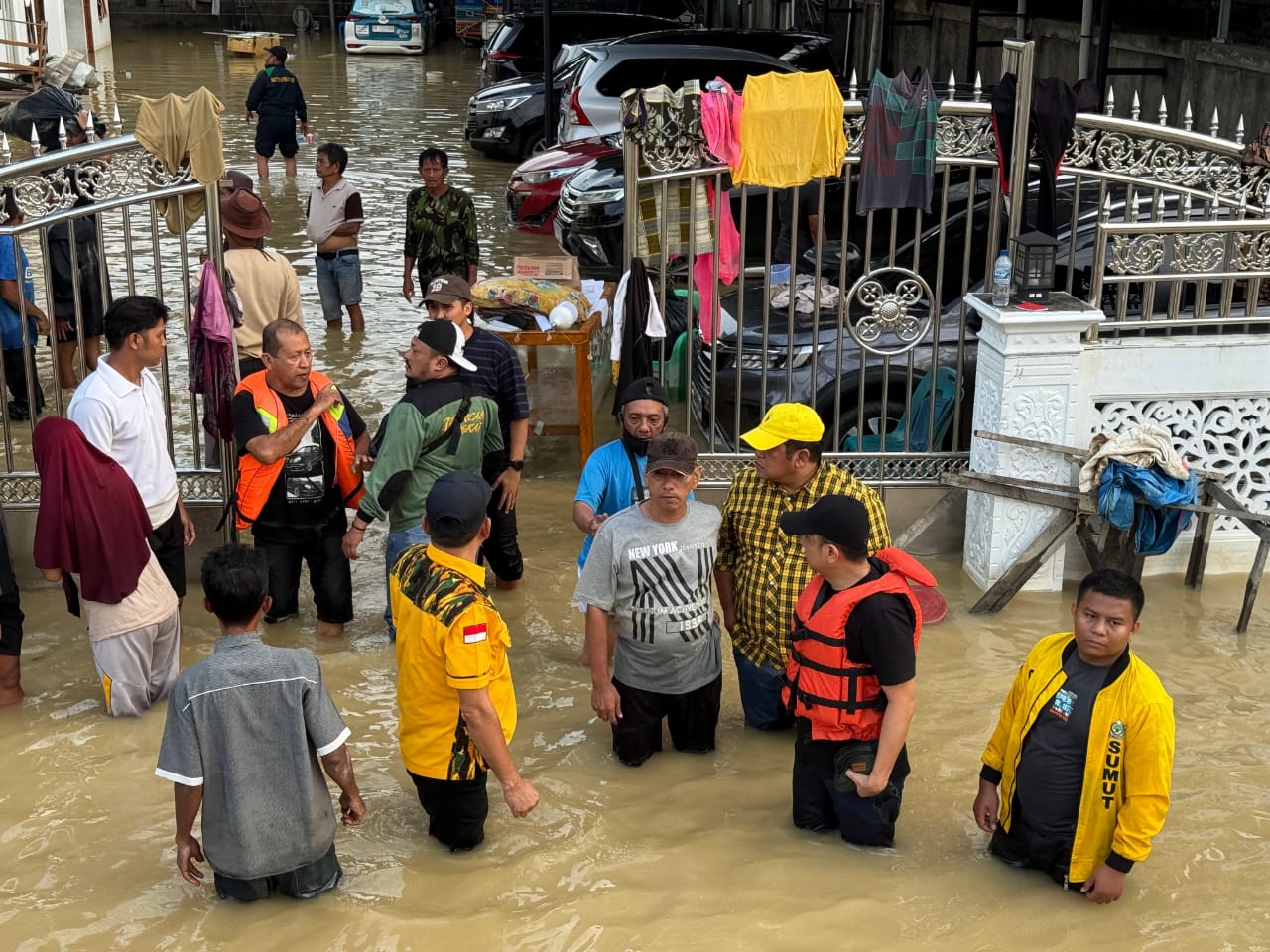 Trabas Banjir, Golkar Sumut Salurkan Sembako dan Evakuasi Warga Tanjung Pura
