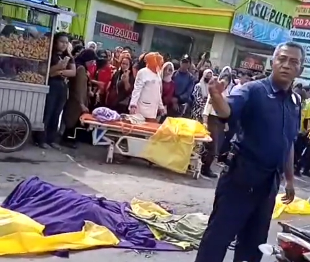 Kecelakaan Depan RS Putri Bidadari, Sang Suami Menangis Sujud di Depan Jenazah Istri