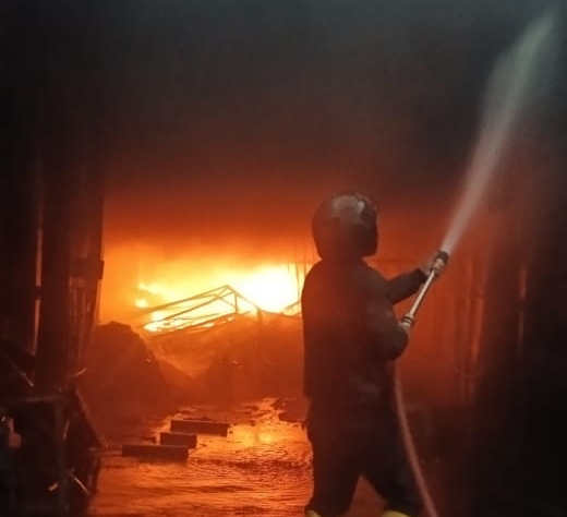 4 Ruko Ludes! Kebakaran Tanjung Pura Ditengah Guyuran Hujan dan Musibah Banjir