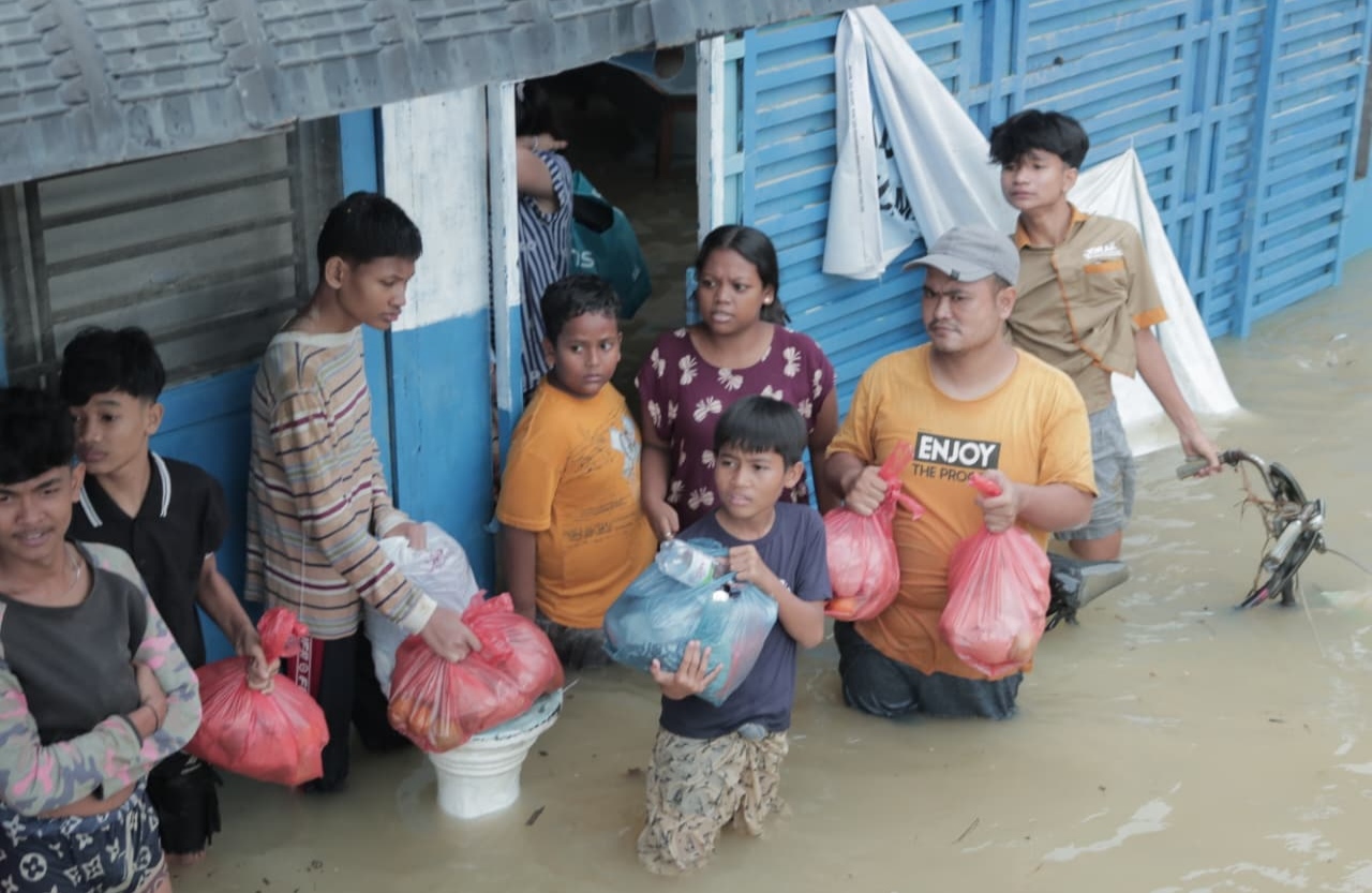 Pemko Salurkan Makanan untuk Korban Banjir di Medan Barat dan Selayang