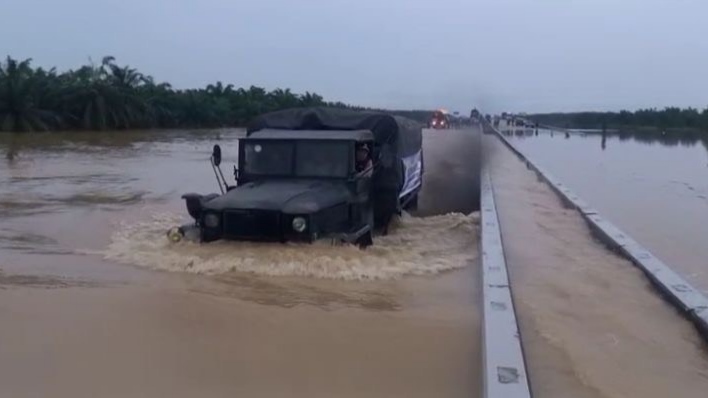 Upaya Evakuasi dan Penyaluran Logistik Terus Dilakukan Bantu Masyarakat Langkat Terdampak Banjir