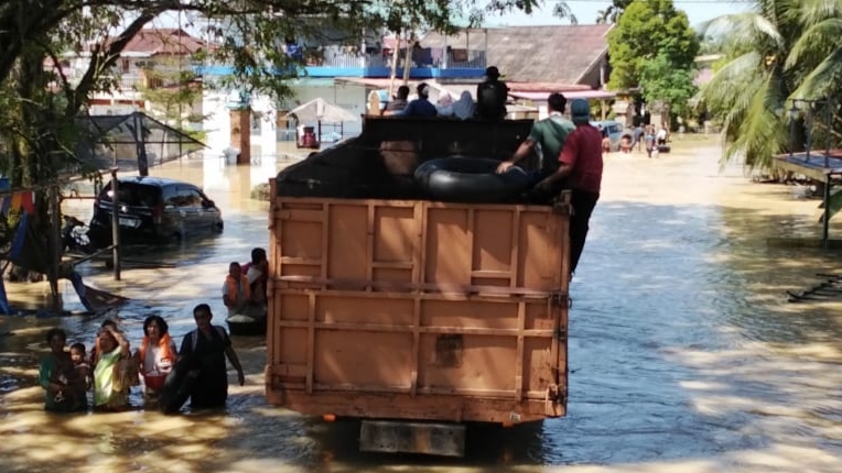 Banyak Warga Tanjung Pura Terjebak Banjir, ARU Upayakan Penjemputan