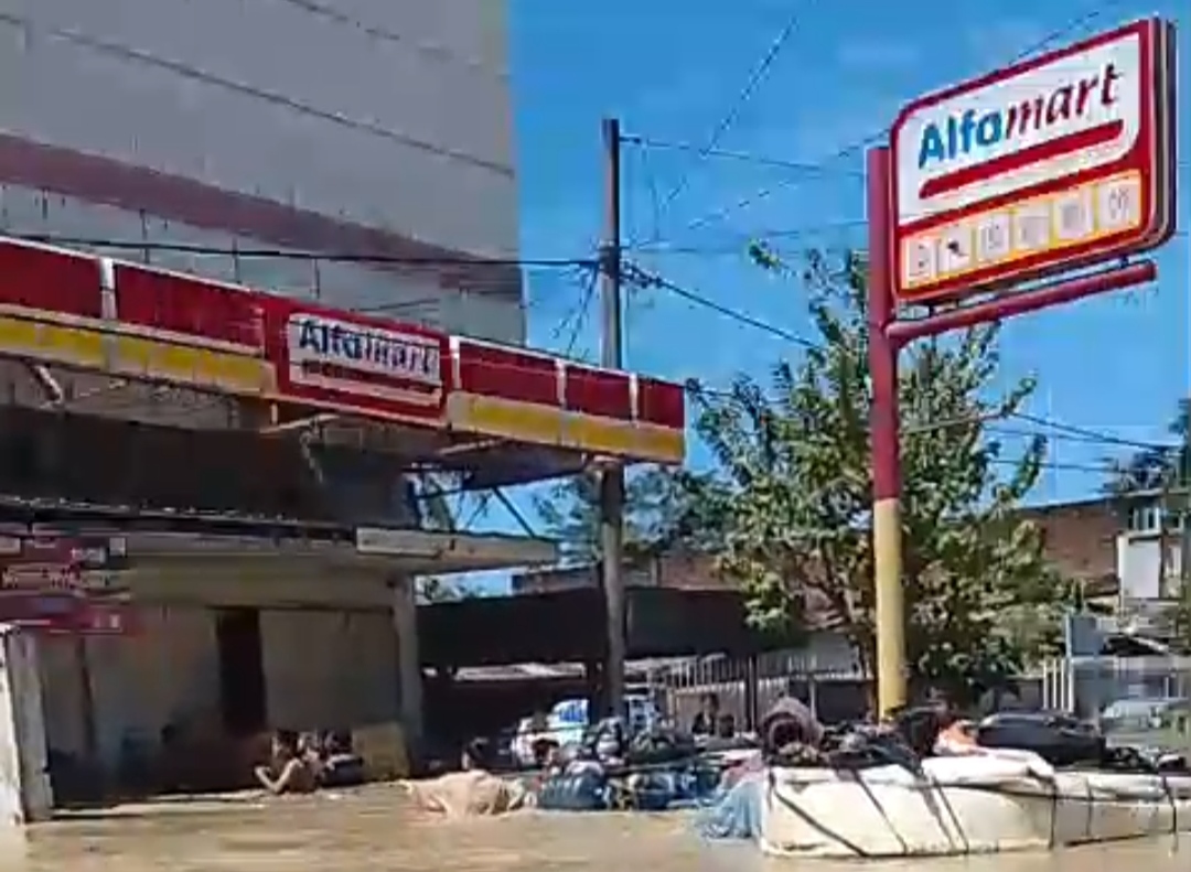 Banjir Tanjung Pura: Usai Indomaret Warga Jarah Alfamart, Masyarakat Butuh Makan!