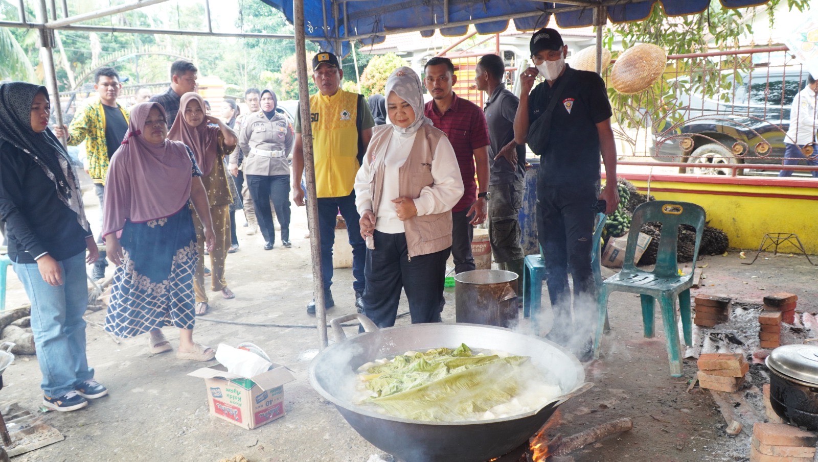 Tiorita Salurkan Logistik Banjir ke Pematang Jaya, Camat: Kalau dibilang cukup, ya belum!