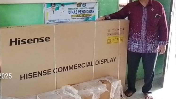 Ratusan Sekolah di Langkat Terima Smartboard Presiden, Harganya Rp 26 Juta Per Unit