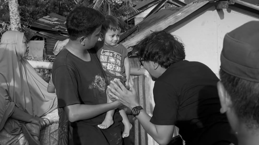 Banjir Langkat! Ferry Irwandi Temukan 2.000 Pengungsi Tidur Diatas Rel KAI