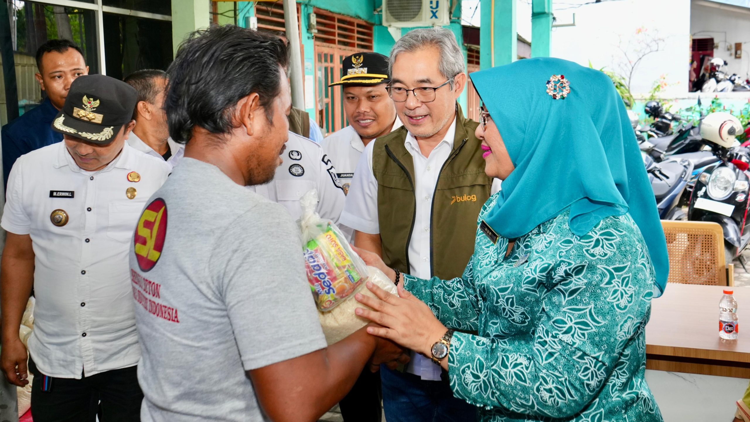 Utusan Presiden Serahkan Bantuan Warga Terdampak Banjir di Binjai