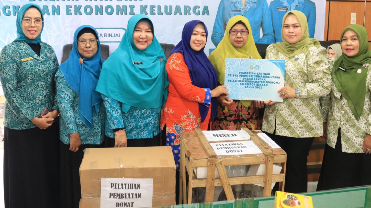 Dukung Ekonomi Keluarga, PKK Sumut Salurkan Bantuan untuk PKK Binjai